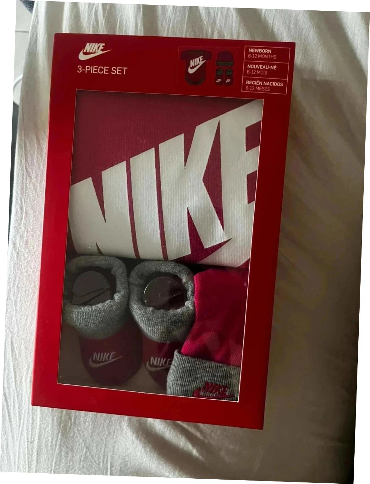 👶 Nuevo en caja | Conjunto de 3 piezas Nike para bebé rosa/gris 6-12 meses (body, gorro, zapatillas) 🎁 – photo 3